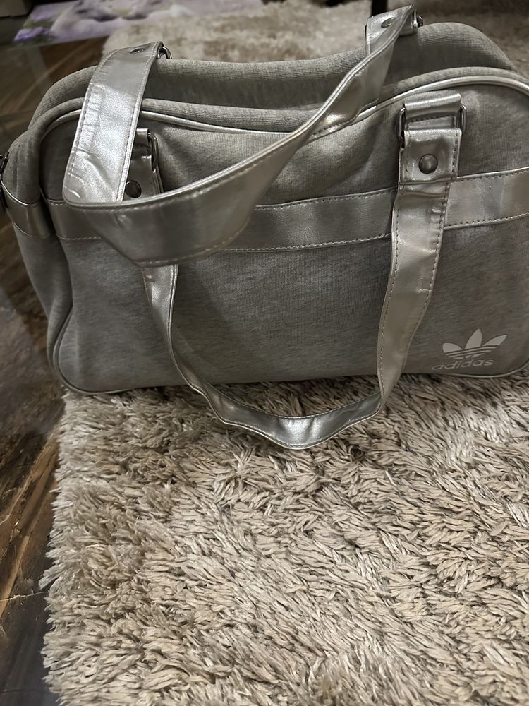 Чанта Louis Vitton и чанта Adidas