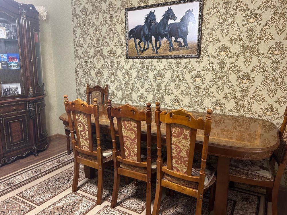 Стол со стульями
