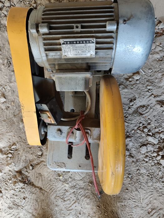 Rasmda Y100L-2 modelidagi profil kesish mashinasi