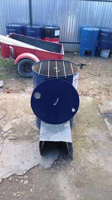 Vand afumătoare din butoaie de tablă