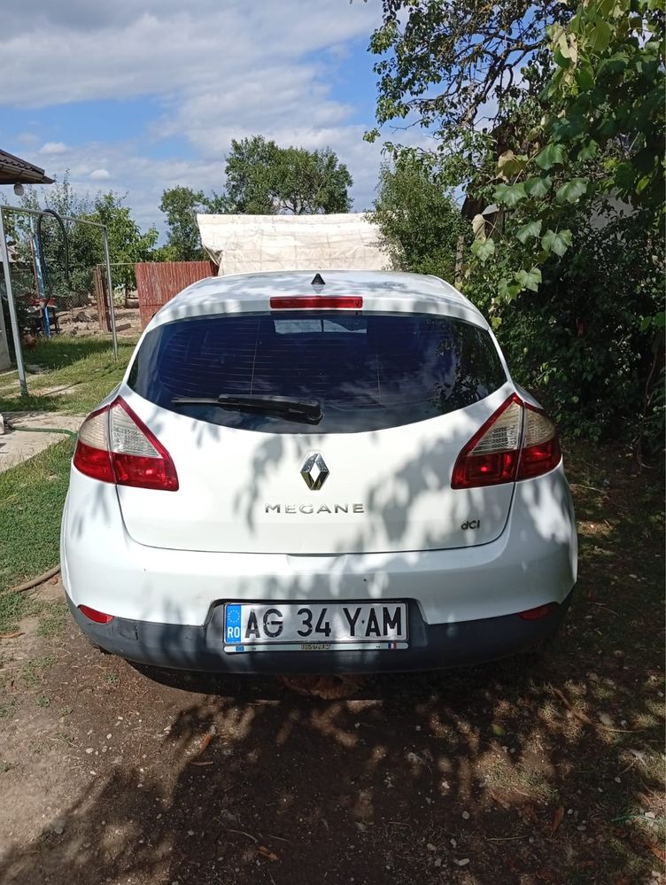 Vând Megan hatchback