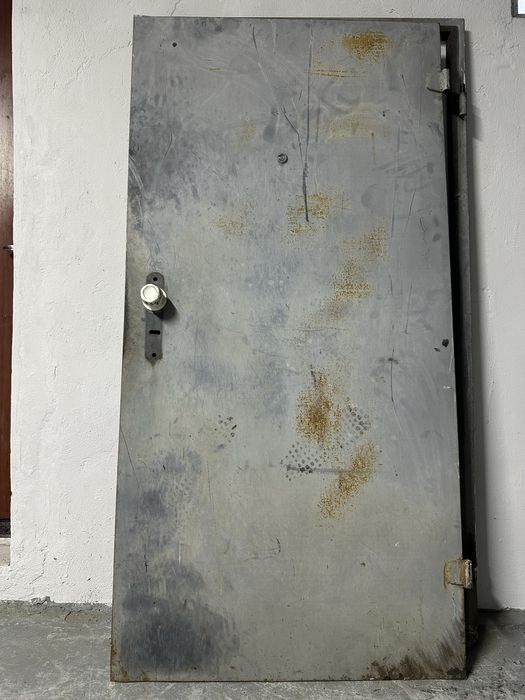 Выходную железную дверь