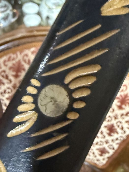 стар бастун с красив обков завършващ с месингова брадва