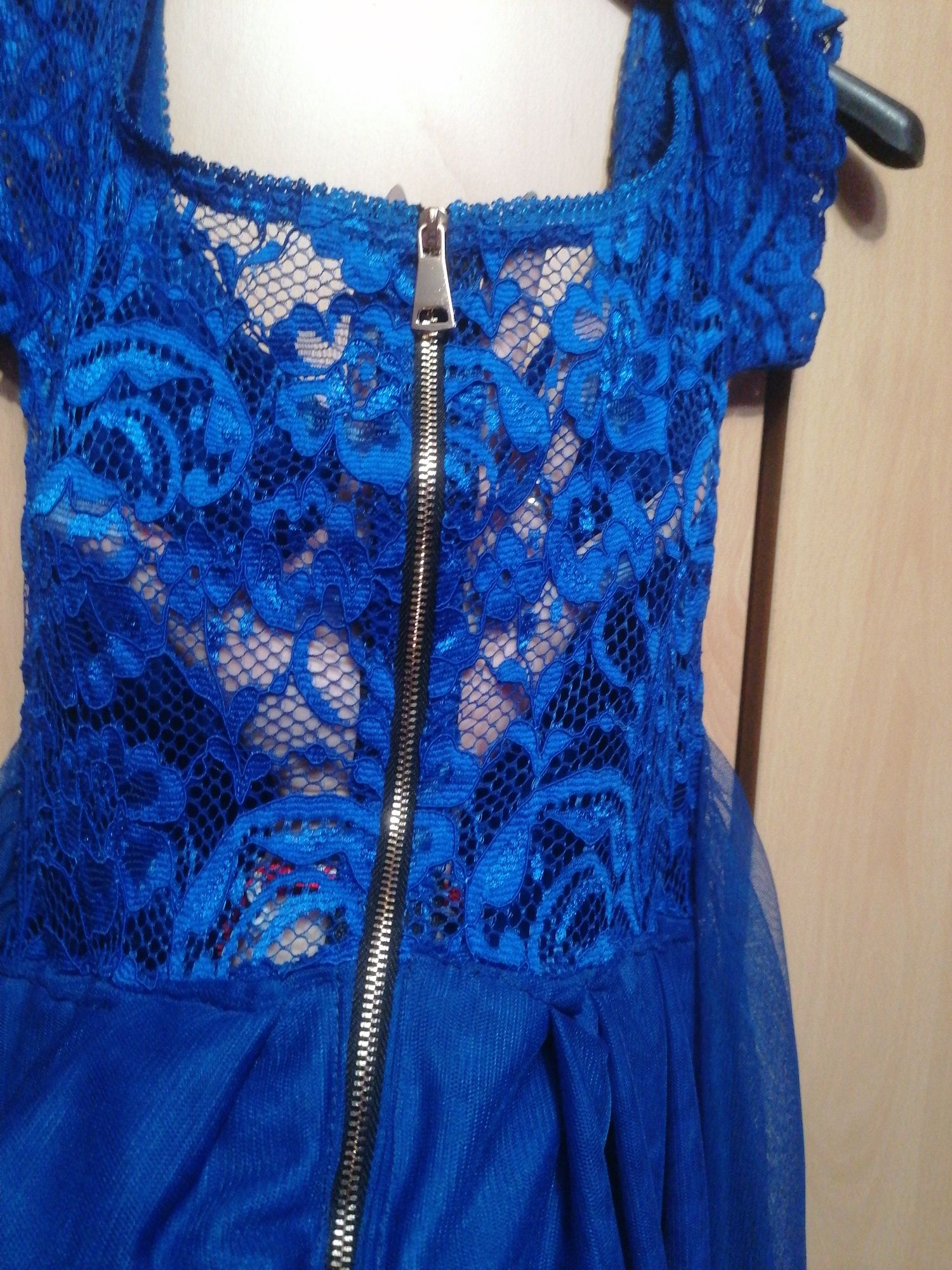 Дантелена официална рокля в синьо