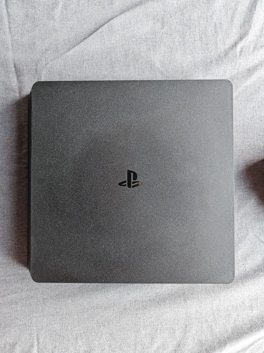 Ps4 slim 1TB 2 manete 2 jocuri