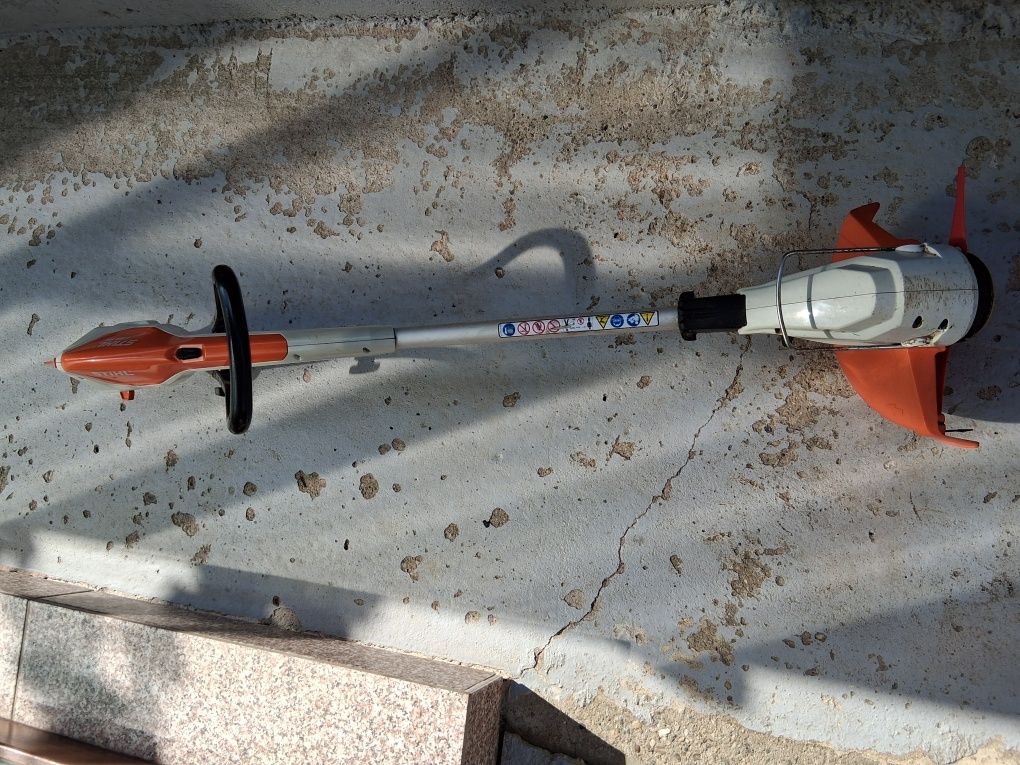 Vând trimer iarba pe acumulator Sthil.