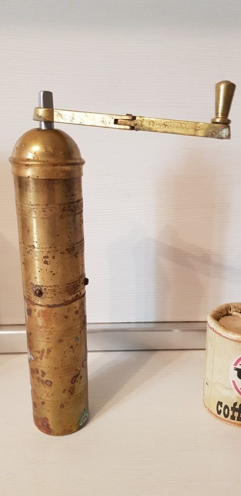 Старинна механична мелничка за кафе и подправки