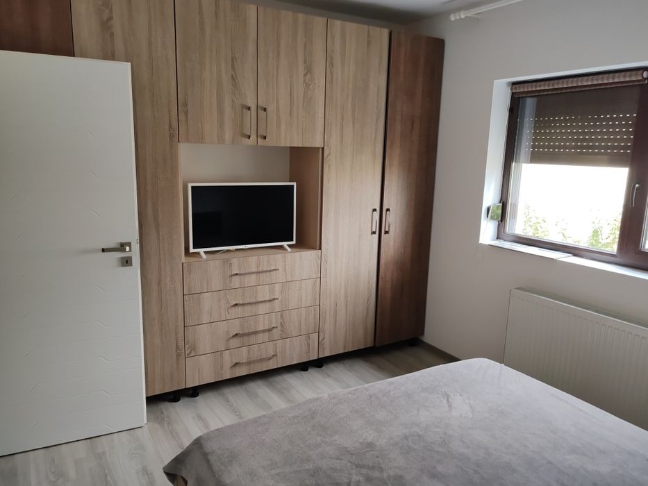 Vând apartament 3 camere. 194 mp teren în proprietate. 2 locuri parcar