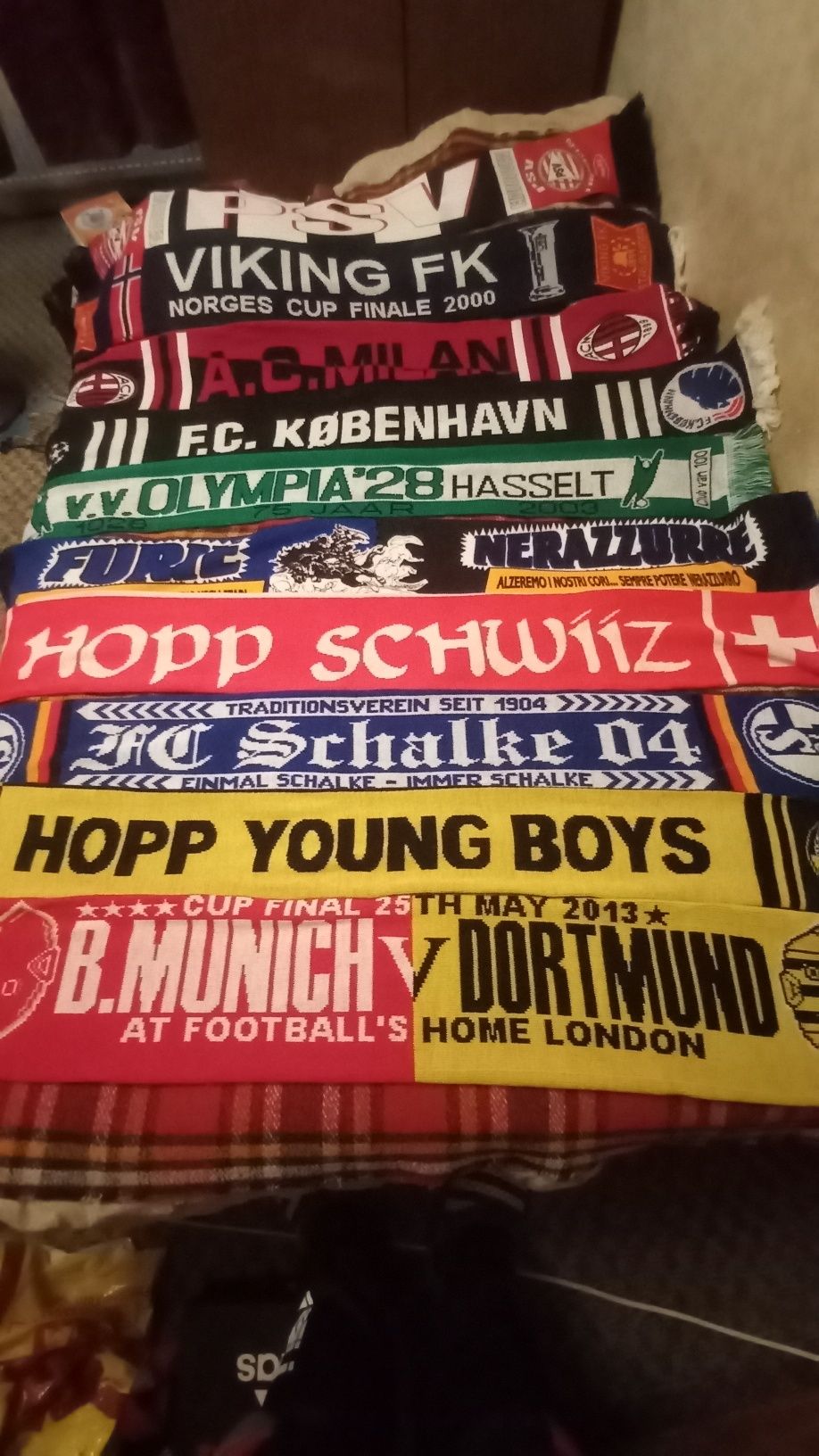 Продавам много футболни шалове