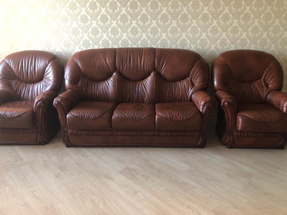 Продаётся кожаный диван