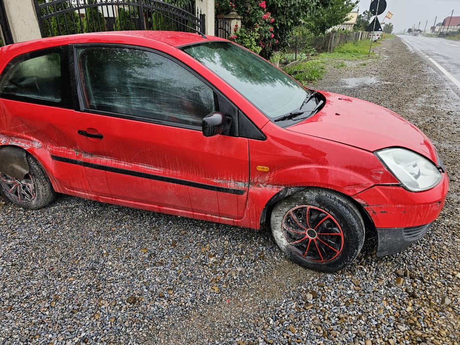 Vand Ford Fiesta 2003  1242cm  benzina 85.000km Avariat/ sau piese