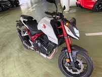 Honda Hornet 750 2024 cu accesorii