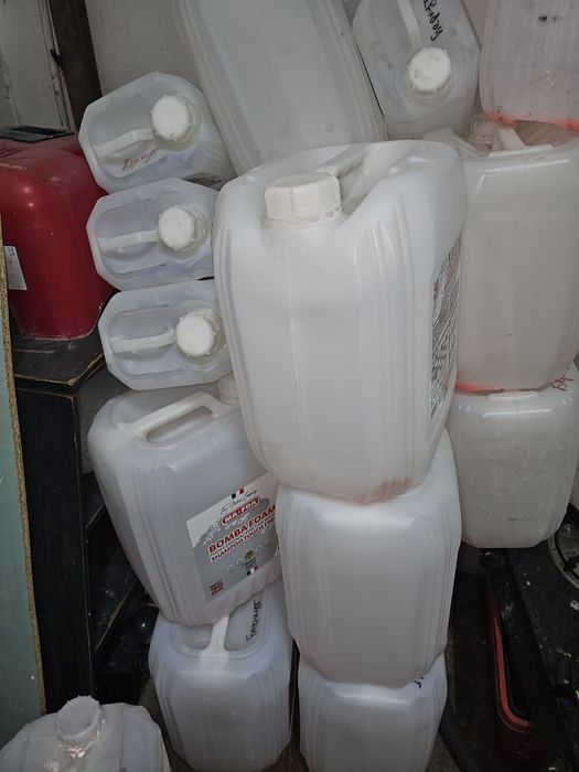 Тара пластиковые 5л.,20л.срочно продам