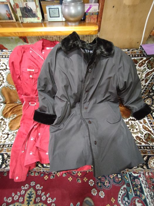 Зимнее пальто и джинсовый плащ