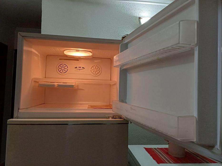 Vând frigider cu 2 usi