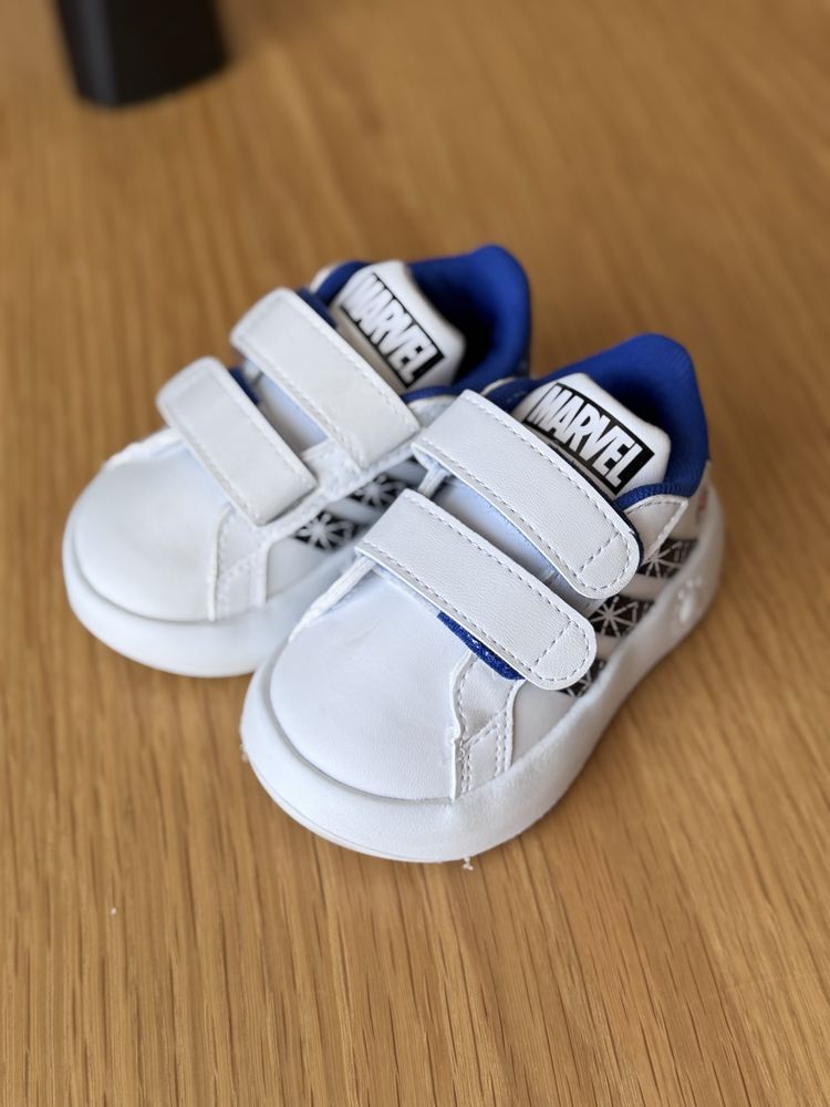 Маратонки Adidas Marvel - 19 номер