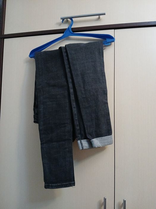 Джинсы  черные и бежевые , прямые