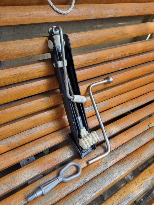 Cric, cheie roți și  cui remorcare Bmw E90