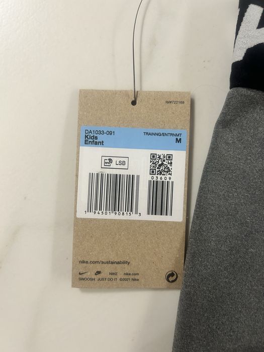 Продавам Новo nike pro