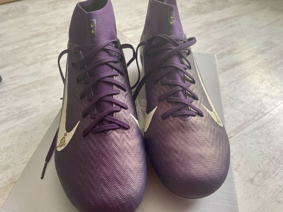НОВИ бутонки Nike