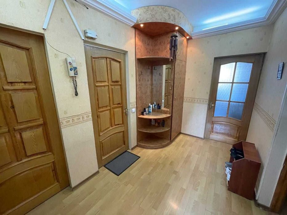 Юнусабад 18, 3/3/4 Продаётся кирпичный 77серия вдоль дороги