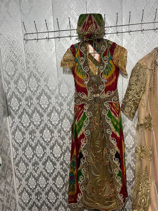 Ansamb sotiladi. Juda chiroyli tikilgan