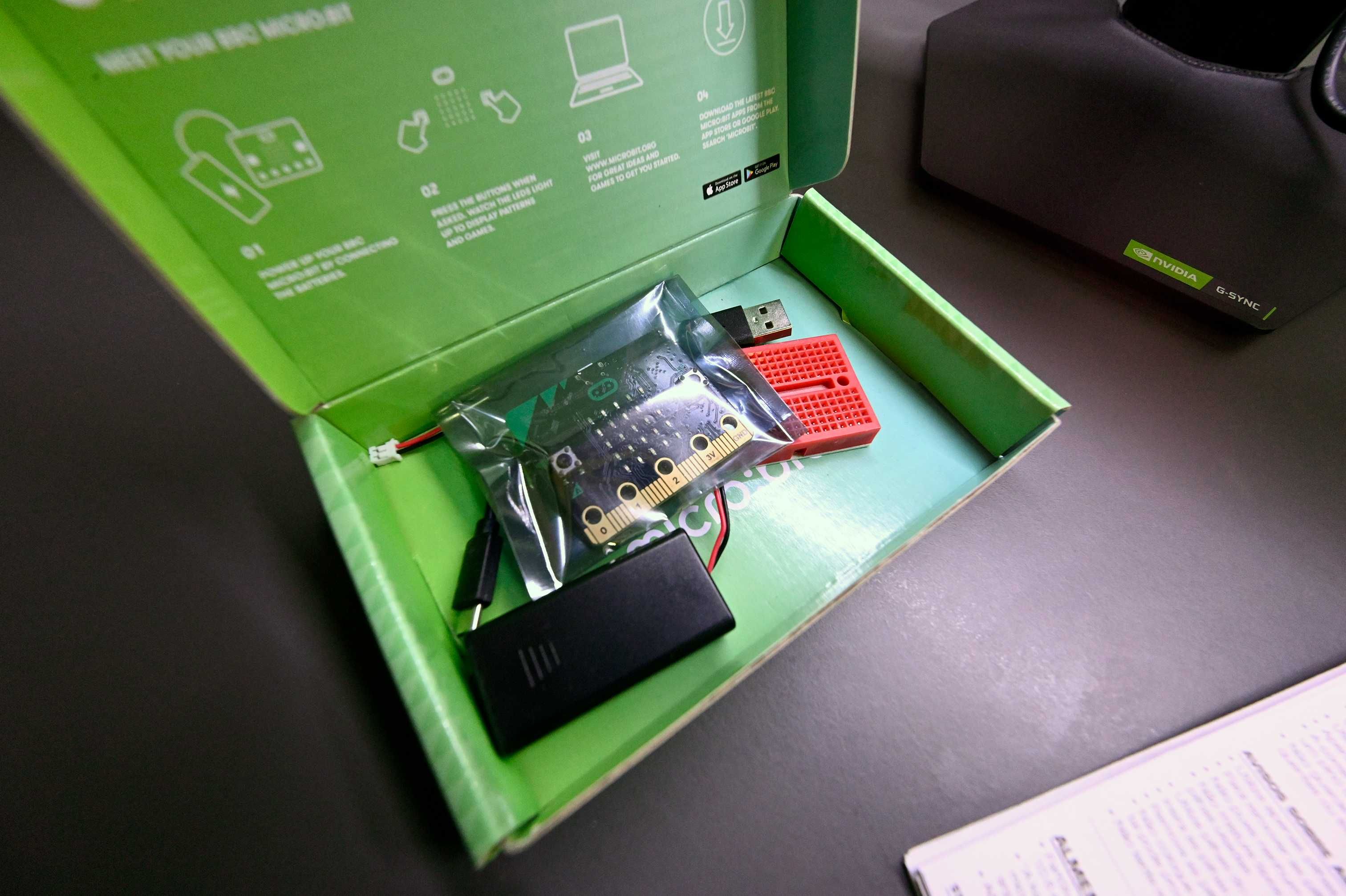 Micro:bit GO, placă de bază cu kit starter (baterii și suport)