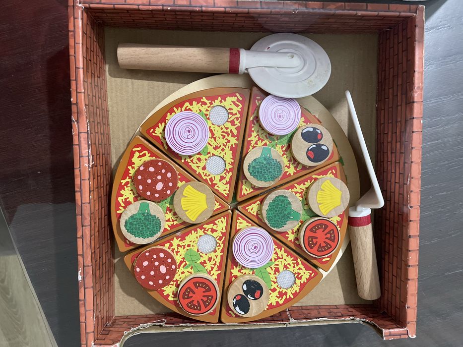 Багер с лего части, касов апарат, дървена пица с велкро парчета