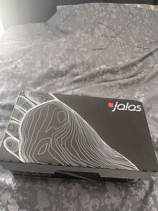 Продам новые ботинки jalas