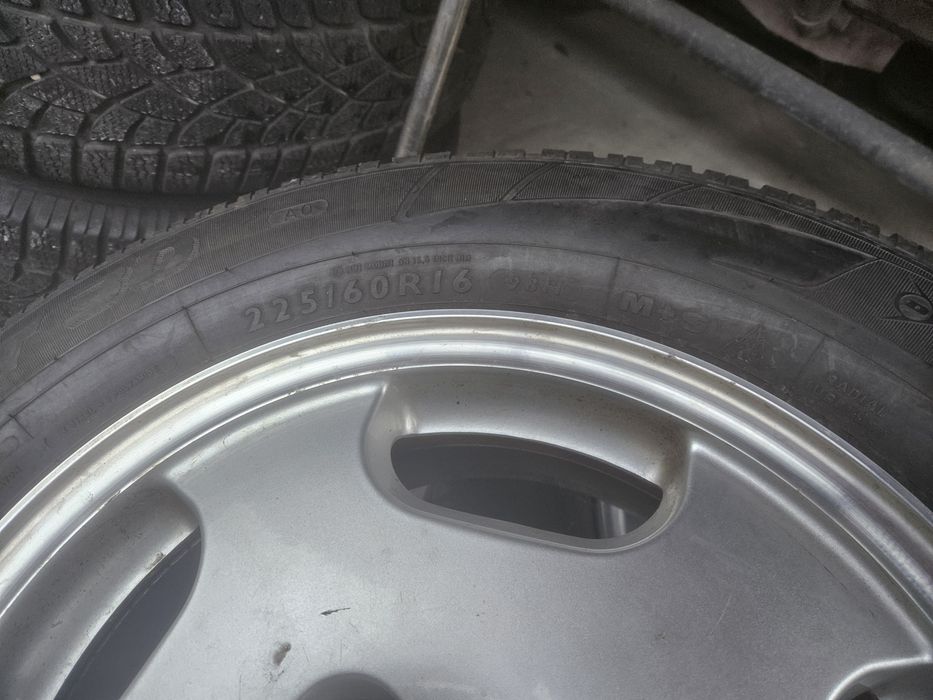 Продавам гуми Dunlop 225/60/R16