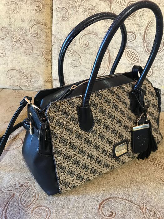 Дамска чанта”Guess “ оригинална