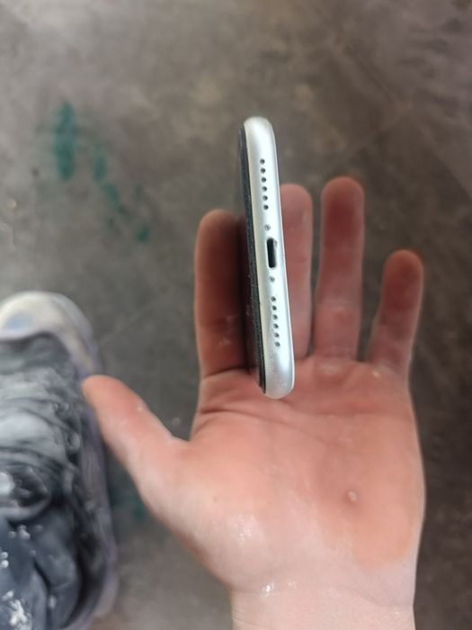 Айфон 11 в хорошем состоянии