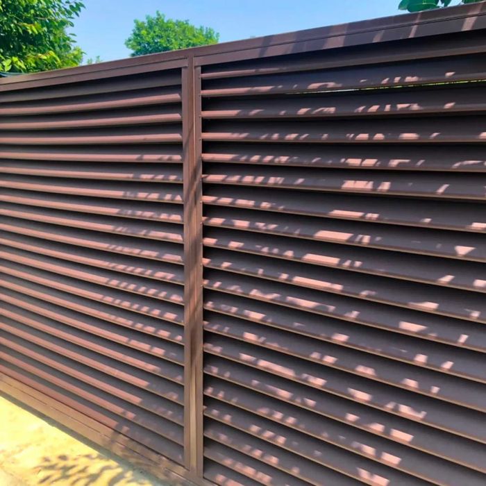 Garduri si porti stil jaluzea, sipca metalica, tabla cutata si plasa