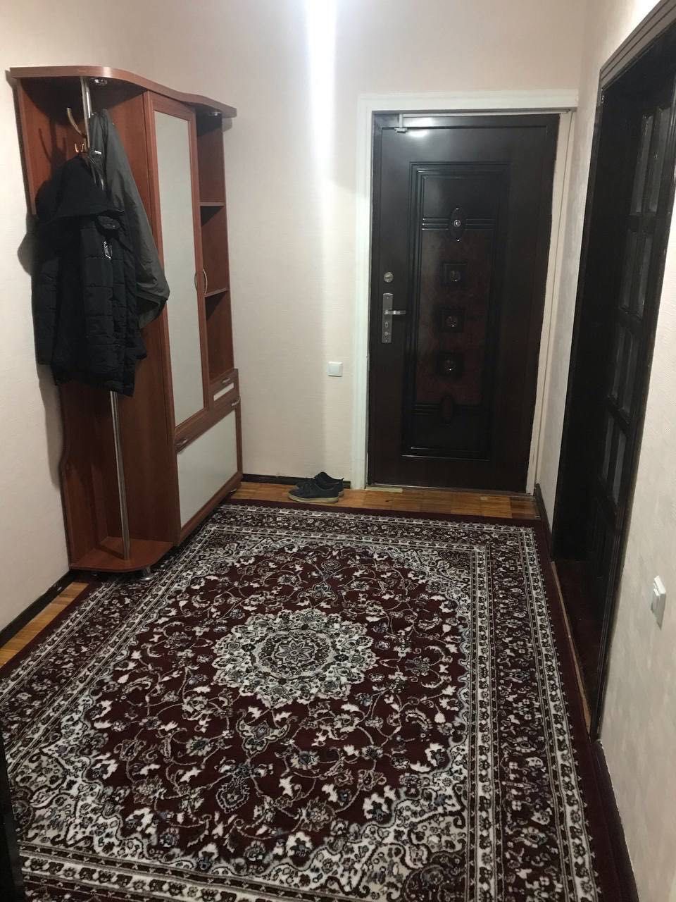 Qorasu-3 4 honali uy 2 etaj srochna sotiladi