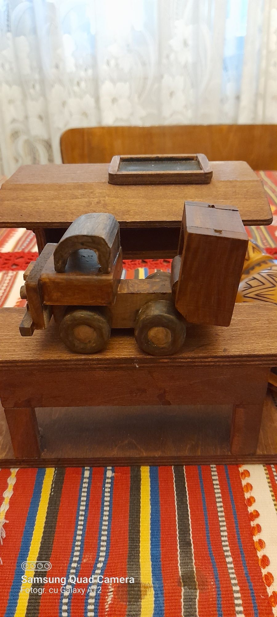 Patru miniaturi din lemn: banca școlară,  plosca,  butoiaș, camion