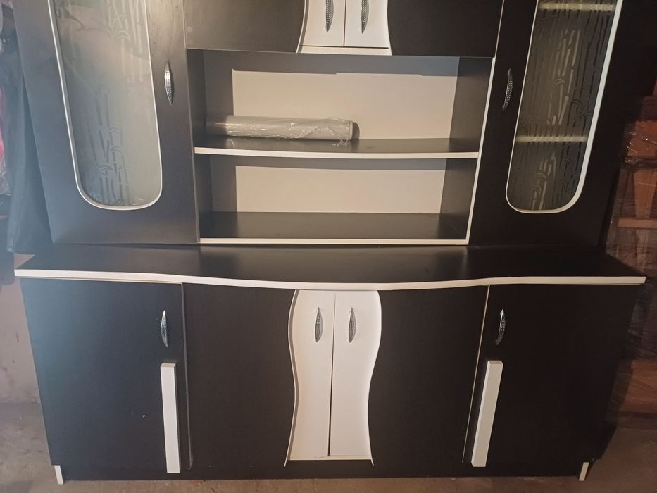 Vând vitrină aprope nouă