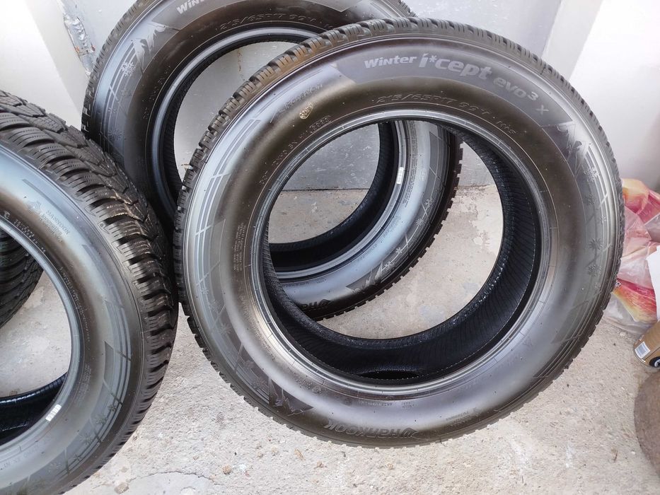 Продавам четири броя зимни гуми hankook winter icept evo3x, 215/65/17