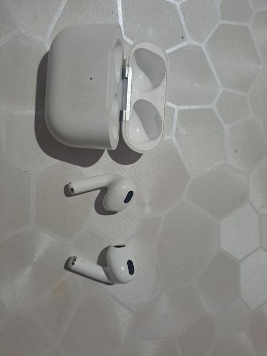 AirPods почти новое