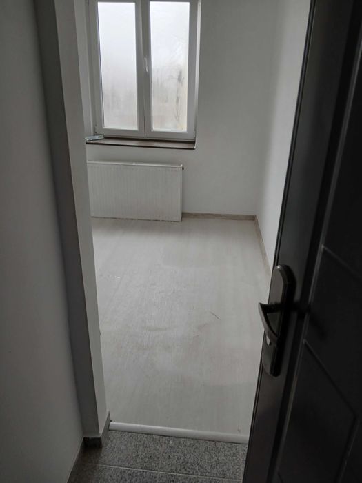 Vind garsoniera 11 mp et1  zona liceu M EMINESCU