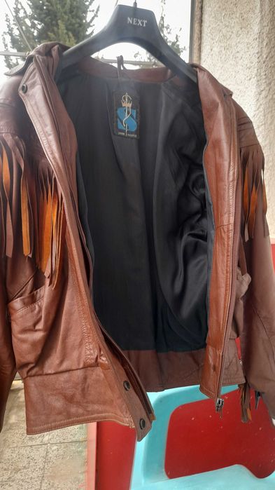 Дамско, кожено яке с ресни. М- L размер. Естествена кожа.