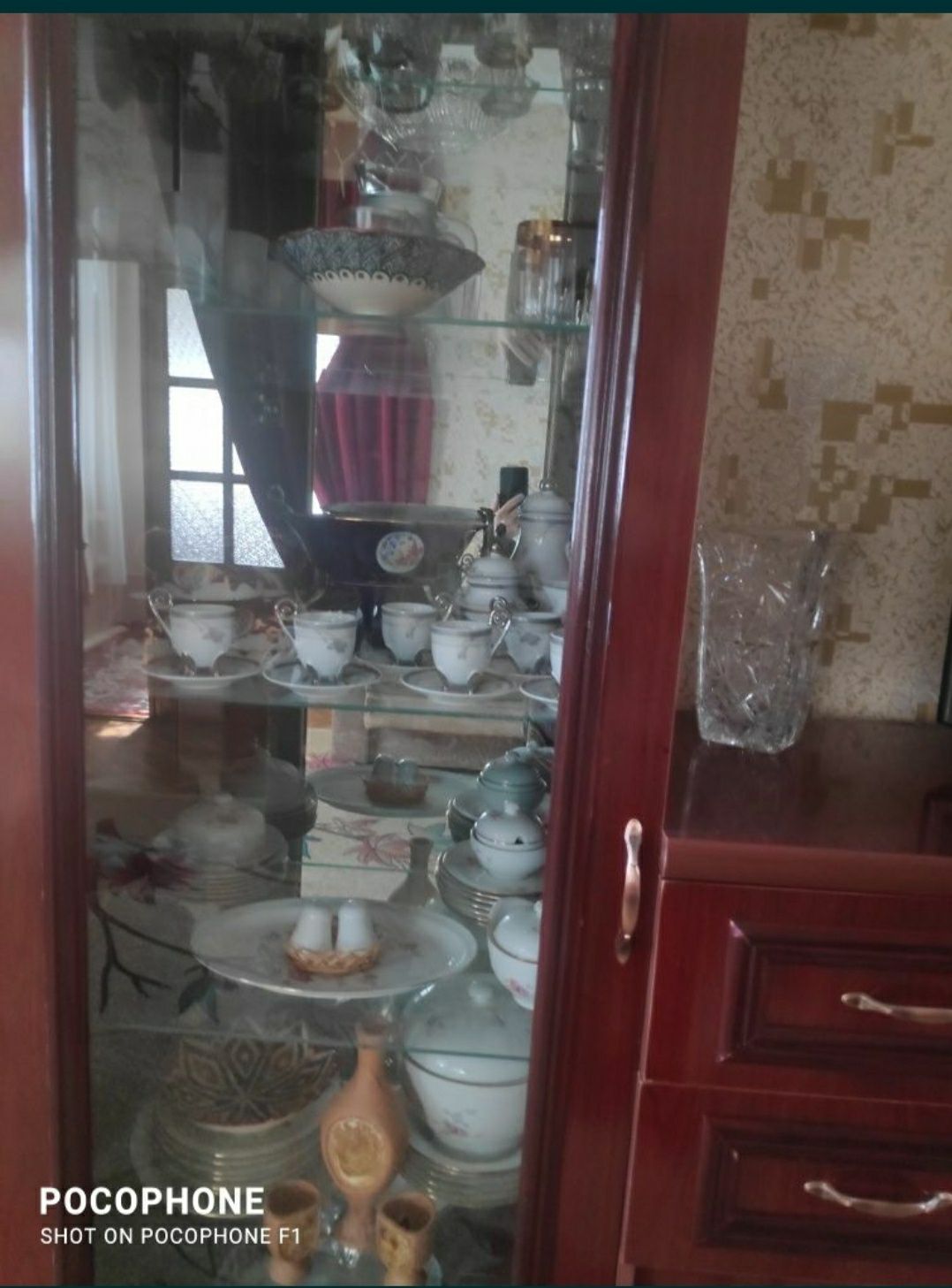 Горка для гостиной, с тумбой для телевизора.