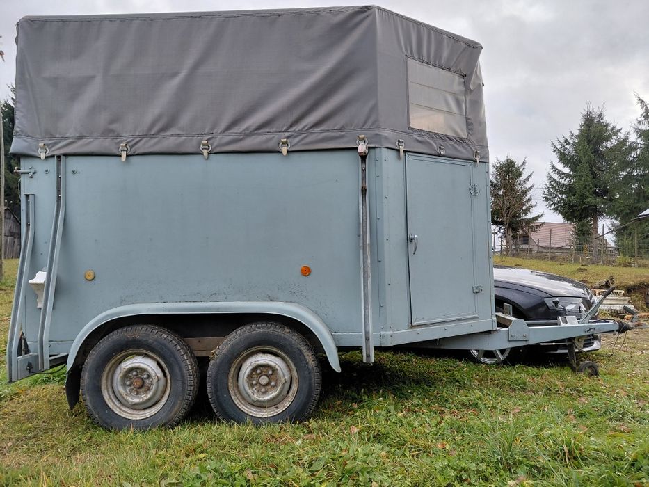 Vând remorca pentru animale