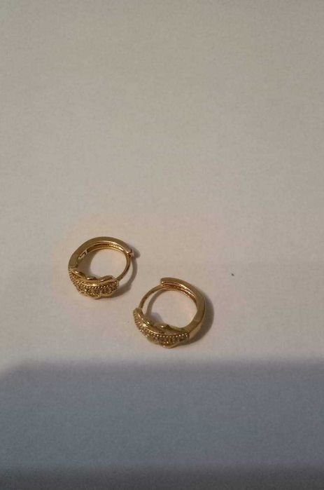 Cercei placați cu aur