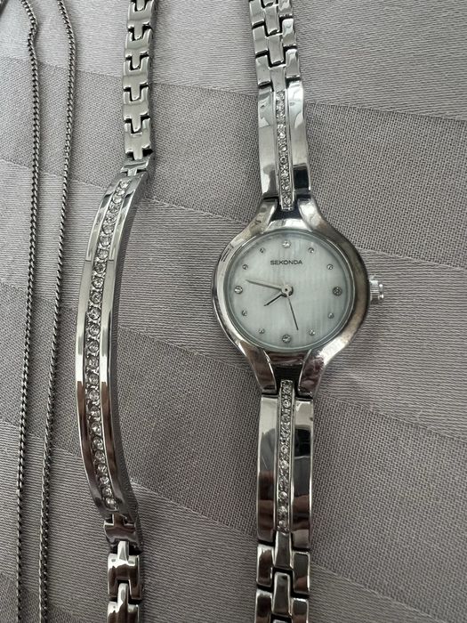 Подаръчен комплект- часовник, гривна и колие Sekonda