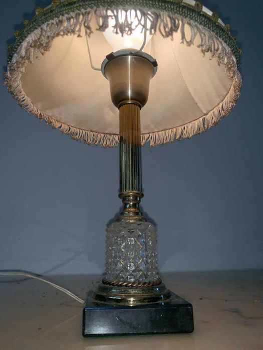 Veioza alama cristal amplasata pe marmura neagra