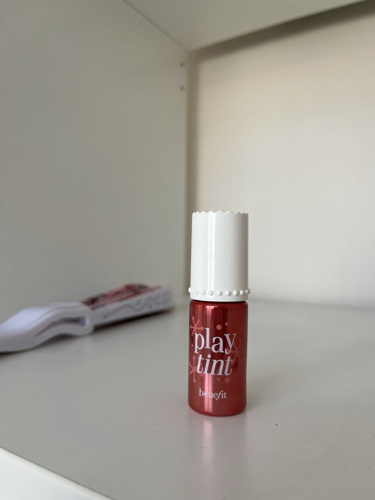 Нов течен руж и балсам за устни Benefit Play Tint
