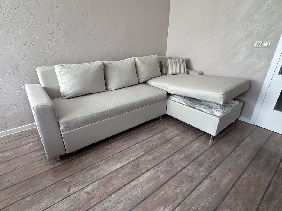 Ъглов диван с отваряема лежанка и функция сън