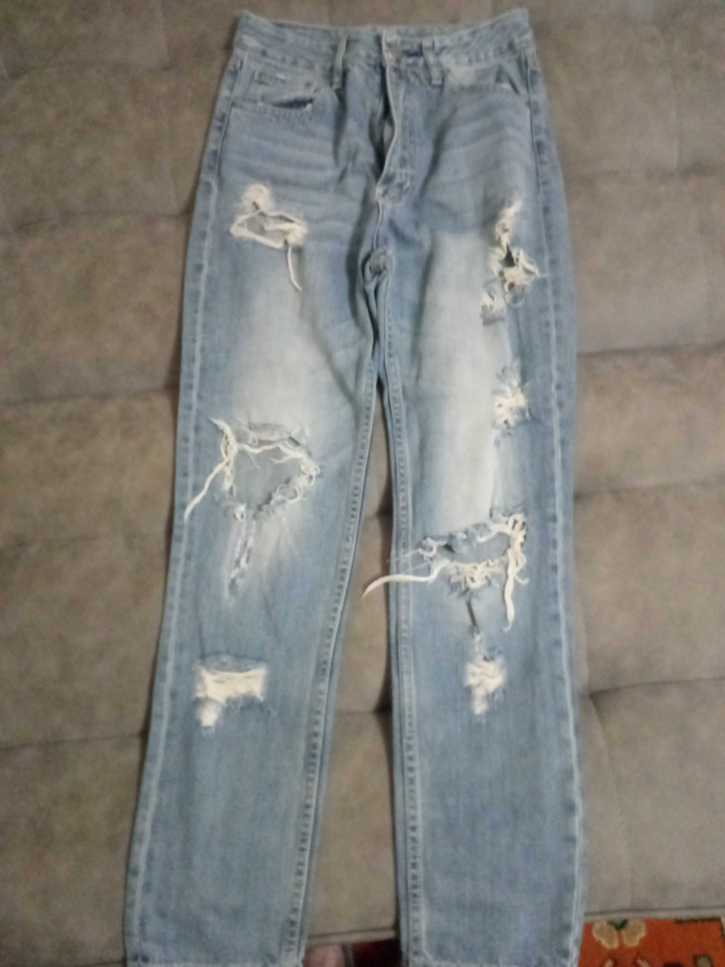 продаются  стильные женские джинсы.