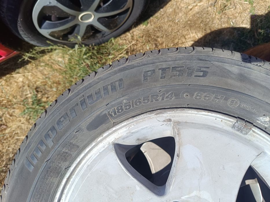 Jante aliaj pe 14 cu anvelope pentru Ford