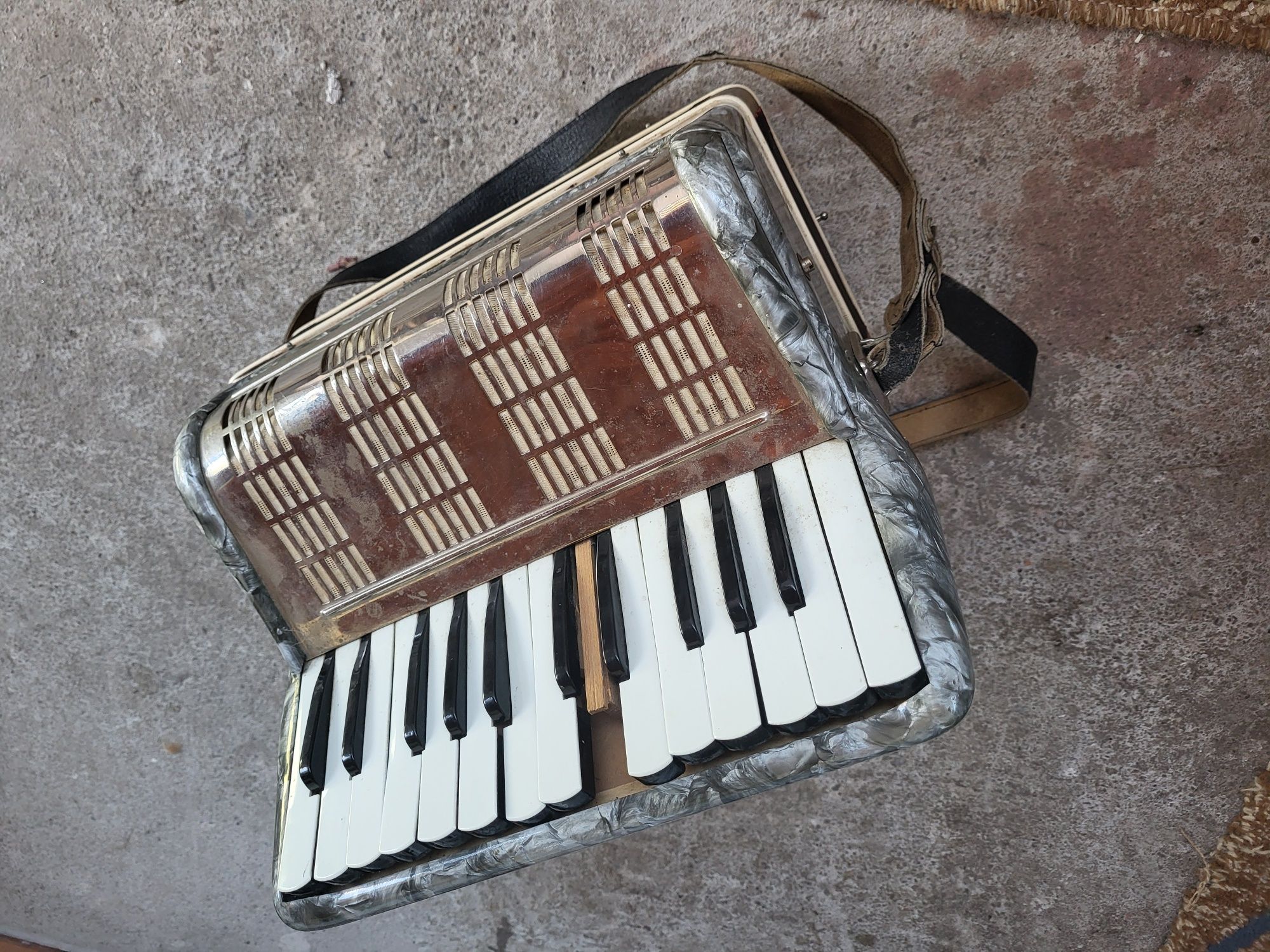 Vând acordeon 1 clapă lipsă se poate pune